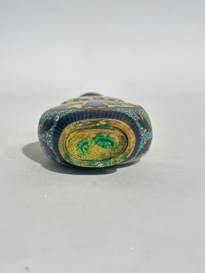 十九/二十世紀 銅胎琺瑯鼻煙壺七件 （博古）⌈乾隆年製⌋款 | SEVEN CLOISONNE ENAMEL SNUFF BOTTLES - 图10