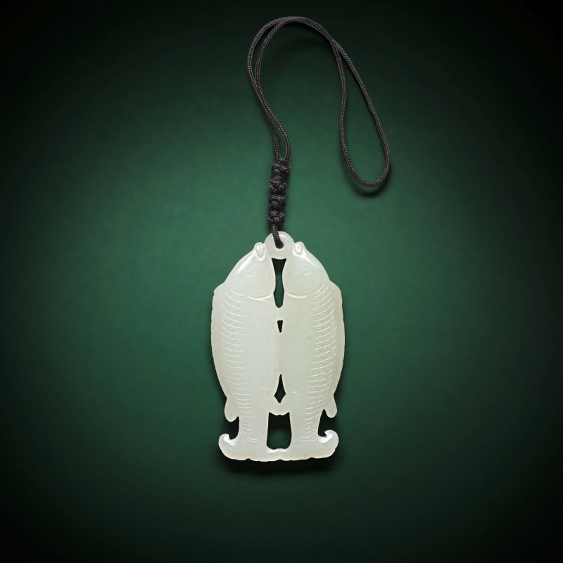 十九世紀 青玉雕雙魚珮 | A PALE GREEN JADE DOUBLE FISH PENDANT - 图1