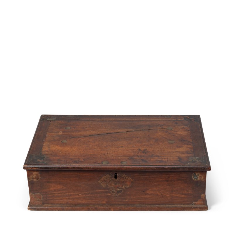 十八世紀 黃花梨蓋箱 | A LARGE HUANGHUALI DOCUMENT BOX AND COVER - 图2