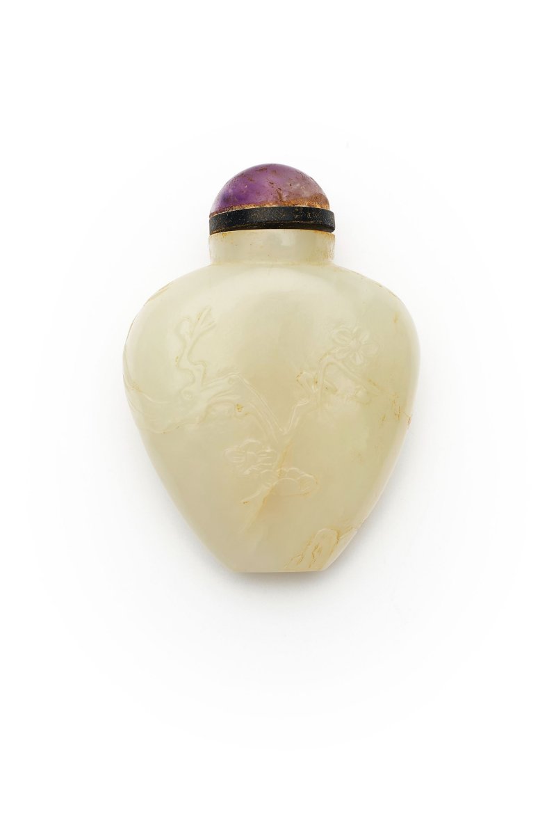 清十九世紀 青白玉⌈梅⌋鼻烟壺 | A GREENISH WHITE JADE 'PLUM BLOSSOM' SNUFF BOTTLE - 图1