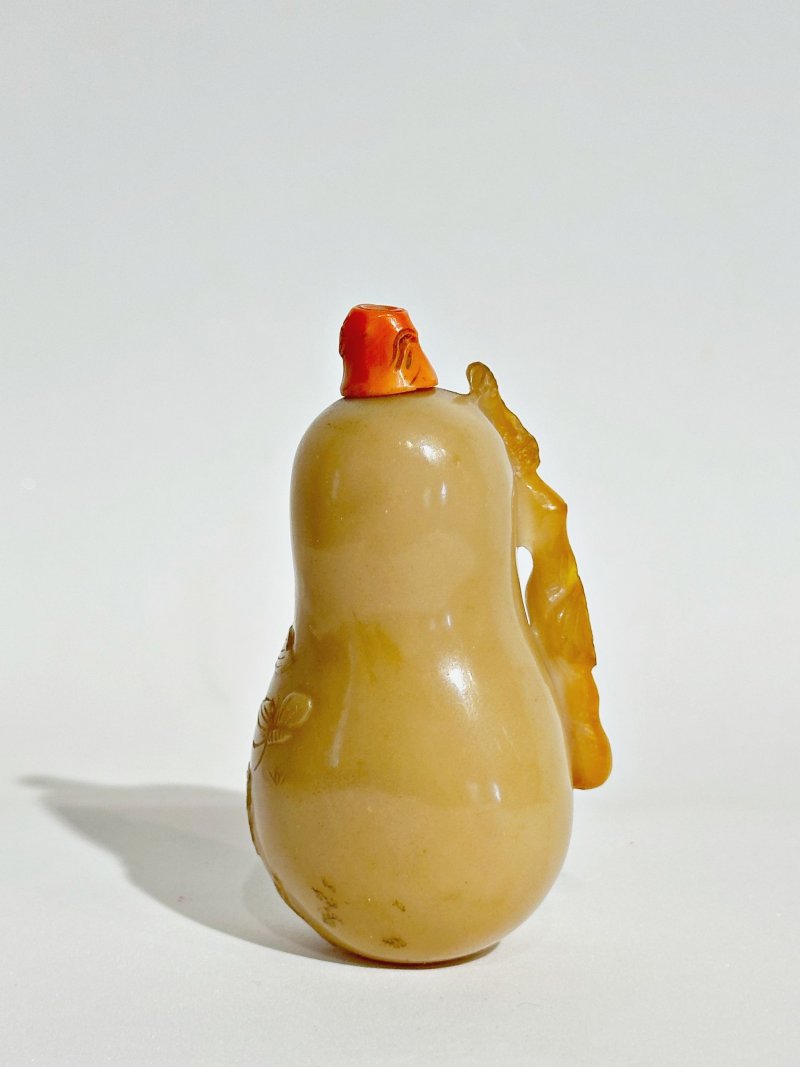 清十九世紀 黃翡翠葫蘆形鼻煙壺、珊瑚蓋 | A YELLOW JADEITE GOURD SNUFF BOTTLE - 图8