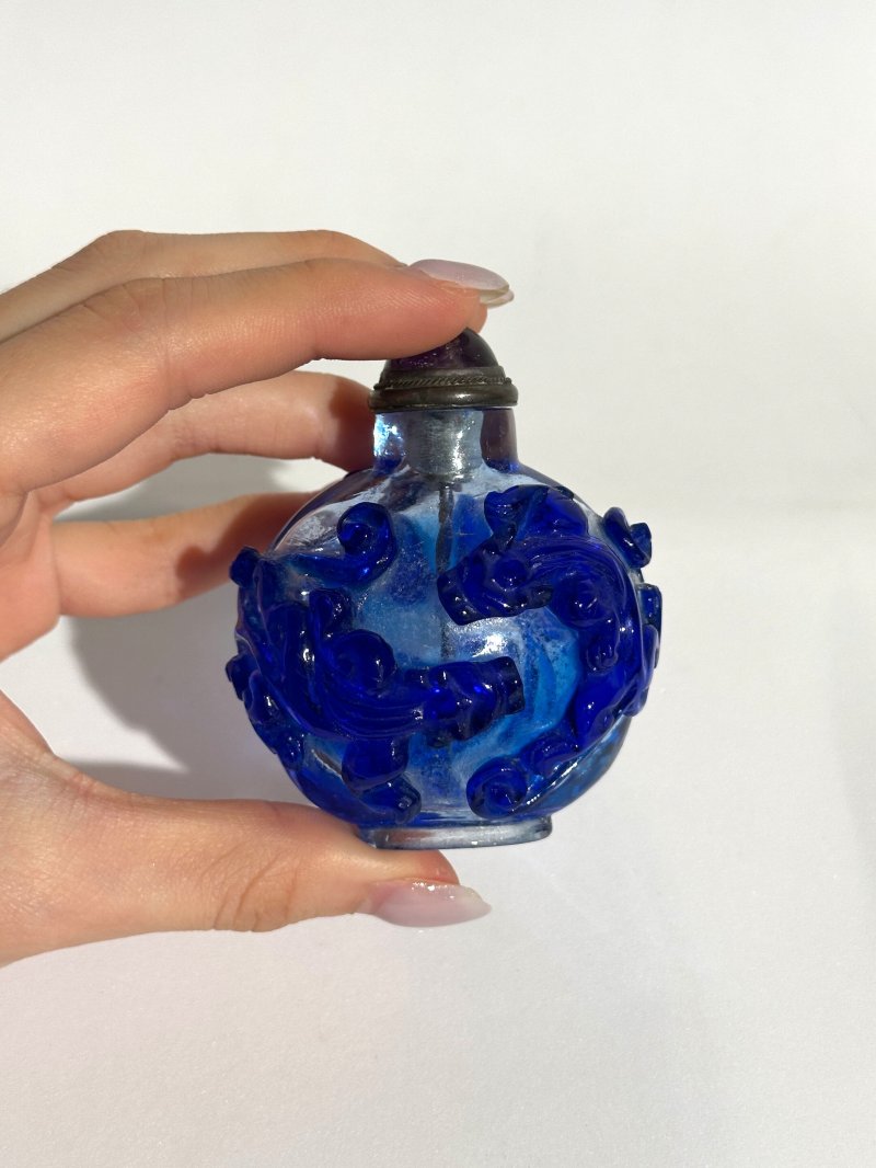 清十九世紀 透明地套藍玻璃螭龍紋鼻煙壺 | A BLUE OVERLAY TRANSLUCENT GLASS 'CHI DRAGON' SNUFF BOTTLE - 图3