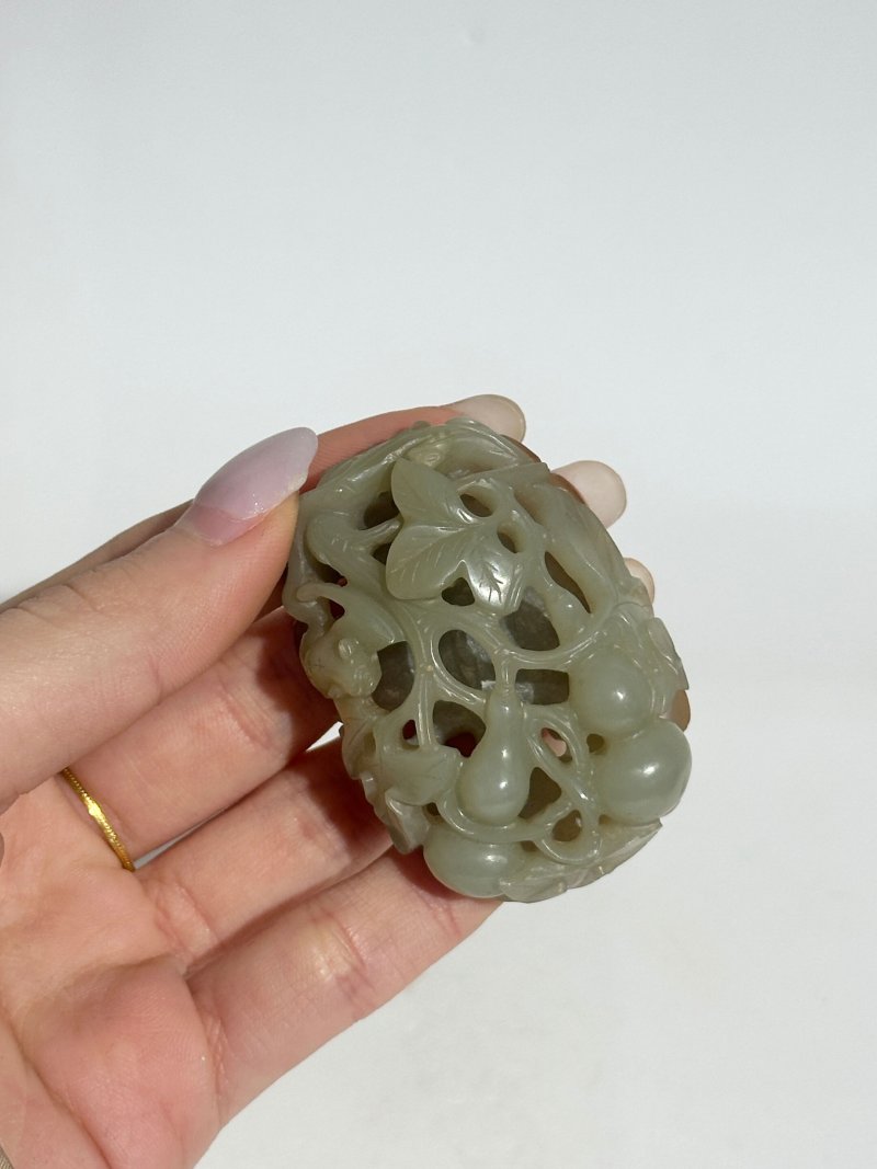清十九世紀 鏤雕青玉帶皮⌈松鼠瓜瓞⌋墜 及盒 | A RETICULATED PALE GREEN JADE 'SQUIRREL AND DOUBLE GOURD' PENDANT - 图3