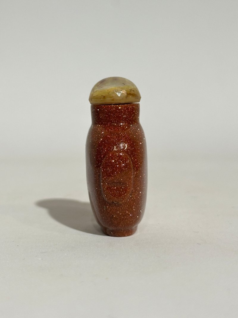 十九/二十世紀 紫雪花玻璃、金星玻璃、綠玻璃壽字紋、黑地灑金星玻璃、玻璃仿白玉、瑪瑙、琥珀、硬石、蜜蠟鼻煙壺九件 | NINE GLASS SNUFF BOTTLES - 图37