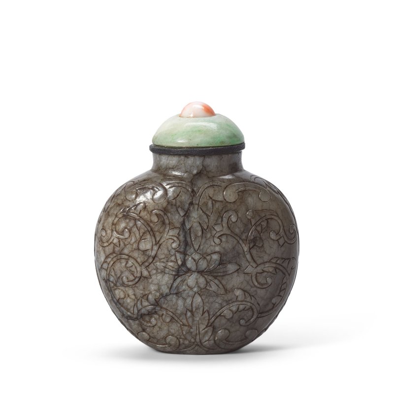 西番作（傳）清 一七六零至一八零零年 灰青玉蒙兀兒蓮紋鼻烟壺 | A PALE GREEN AND GREY JADE MUGHAL 'LOTUS SCROLL' SNUFF BOTTLE - 图1