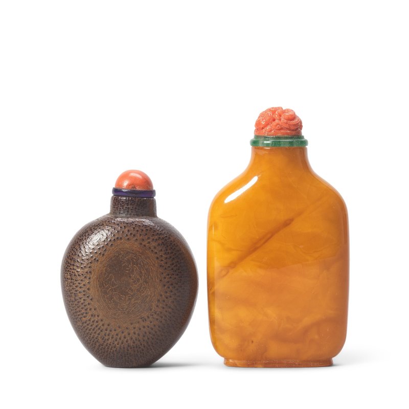 清 一七六零至一八五零年 竹雕鼻烟壺及琥珀鼻烟壺 | A BAMBOO SNUFF BOTTLE AND AN AMBER SNUFF BOTTLE - 图2