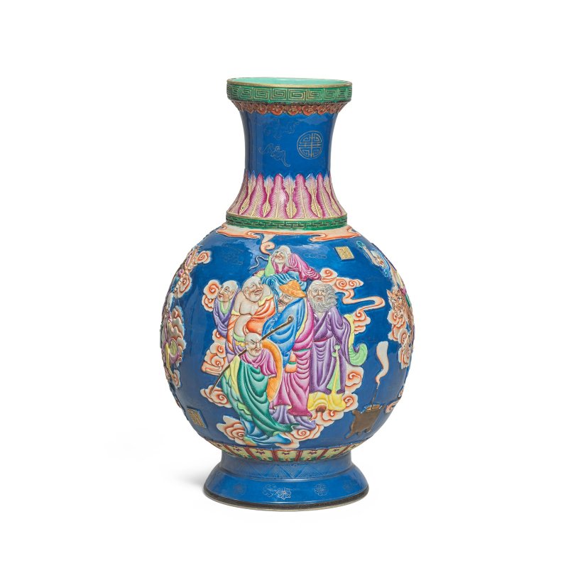 二十世紀 粉彩十八羅漢紋瓶 | A FAMILLE ROSE MOULDED 'EIGHTEEN LUOHAN' VASE - 图3