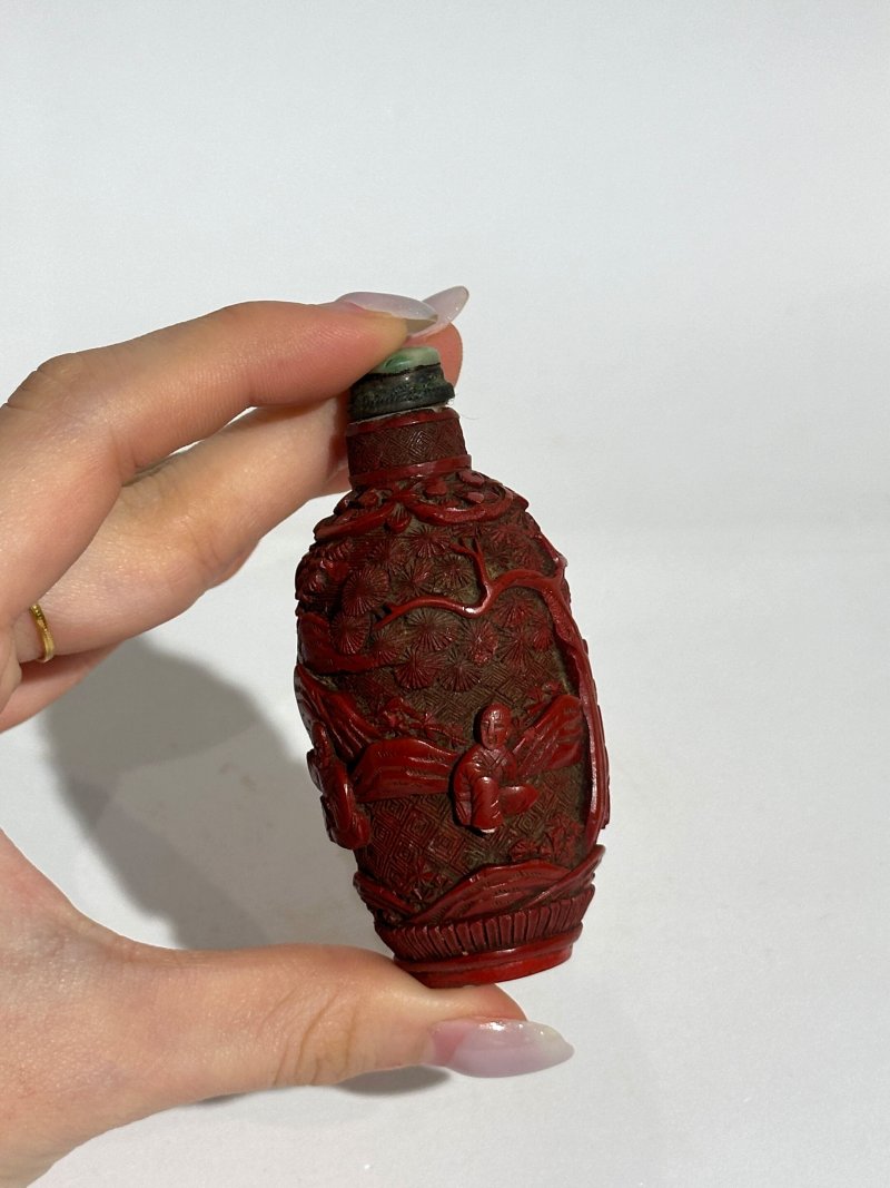 清十八/十九世紀 瓷胎剔紅山水人物紋鼻煙壺 | A CINNABAR LACQUERED-PORCELAIN SNUFF BOTTLE - 图3