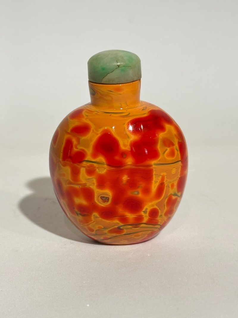 清十九世紀 玻璃胎仿雄黃鼻煙壺、翡翠蓋 | A GLASS SNUFF BOTTLE IMITATING REALGAR - 图9