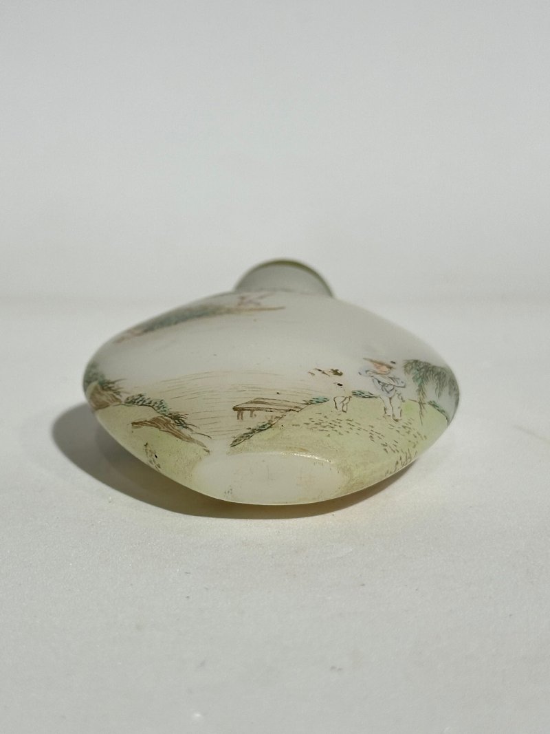 民國 涅白玻璃胎畫琺瑯山水人物紋鼻煙壺 ⌈古月軒⌋款 | AN ENAMELLED MILKY GLASS 'LANDSCAPE AND FIGURES' SNUFF BOTTLE - 图5