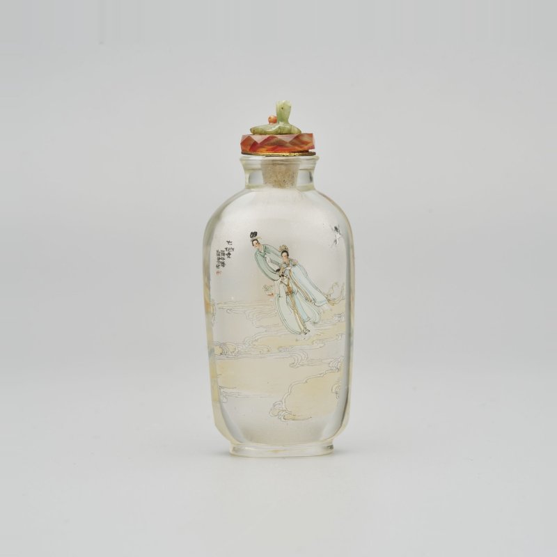 向君作 玻璃內畫「七仙女」鼻煙壺 一九六六年作 | AN INSIDE PAINTED GLASS 'SEVEN GODDESSES' SNUFF BOTTLE