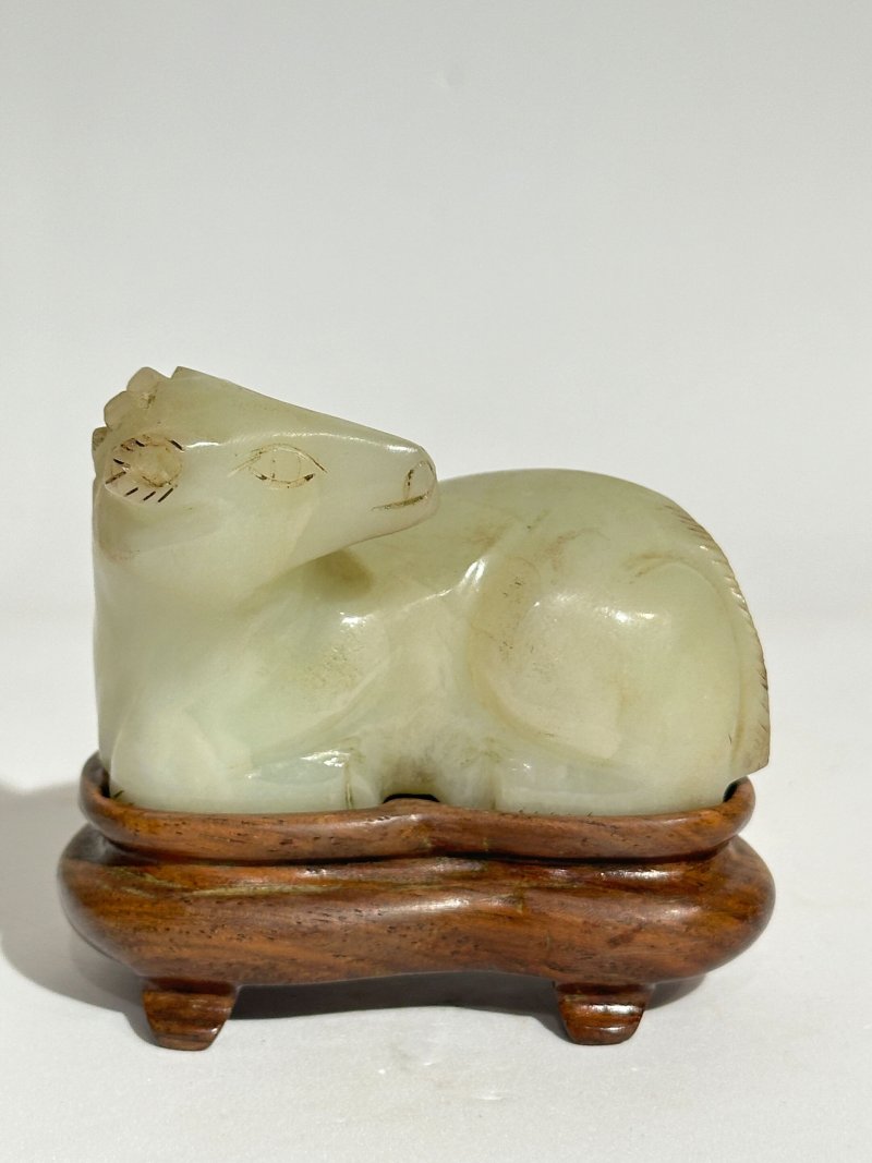 十九/二十世紀 白玉⌈馬⌋、⌈羊⌋三件 及座 | A WHITE JADE 'HORSE' AND TWO JADE 'GOAT' CARVINGS - 图16