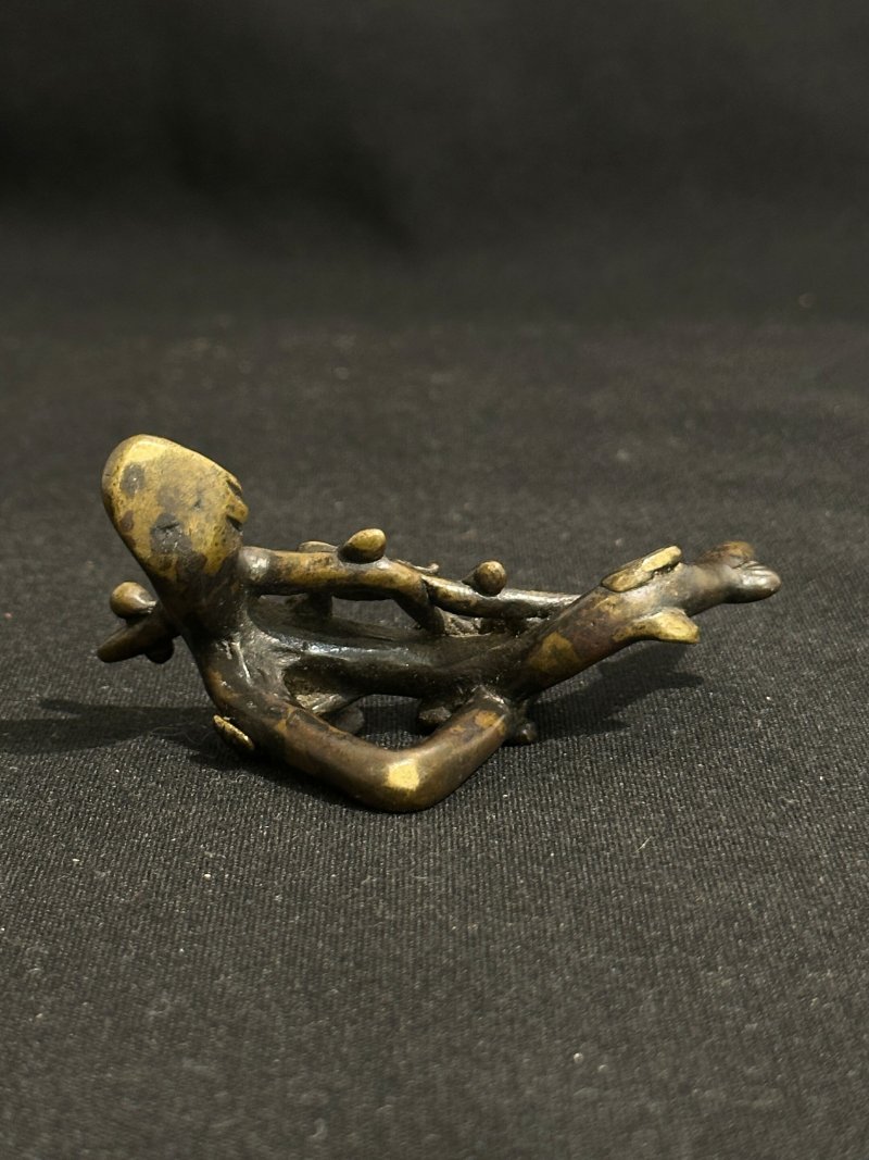 明萬曆 銅「喜上眉梢」筆擱 | A BRONZE 'MAGPIE AND PRUNUS' BRUSH REST - 图7