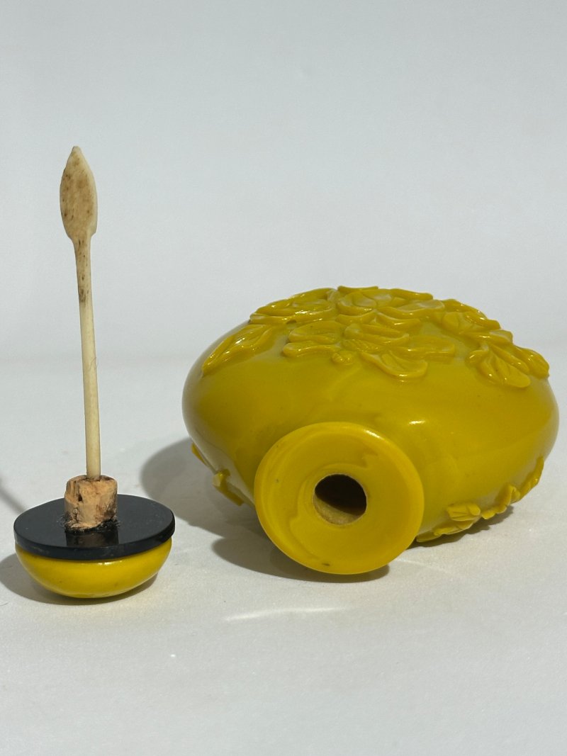 二十世紀 雞油黃玻璃光素、花卉紋鼻煙壺四件 | FOUR YELLOW GLASS SNUFF BOTTLES - 图5
