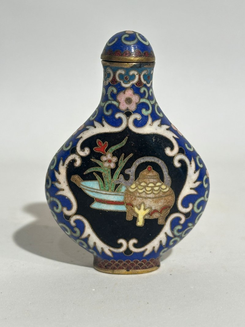 十九/二十世紀 銅胎琺瑯鼻煙壺七件 （博古）⌈乾隆年製⌋款 | SEVEN CLOISONNE ENAMEL SNUFF BOTTLES - 图44