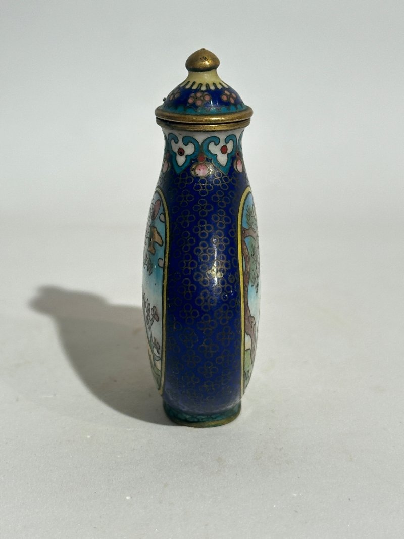 十九/二十世紀 銅胎琺瑯鼻煙壺七件 （博古）⌈乾隆年製⌋款 | SEVEN CLOISONNE ENAMEL SNUFF BOTTLES - 图27