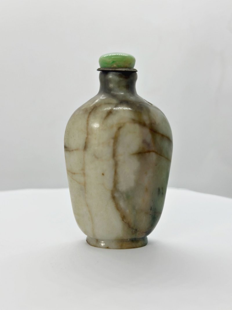 十九/二十世紀 雙色翡翠鼻煙壺二件、珊瑚蓋及翡翠蓋 | TWO BLACK AND GREEN JADEITE SNUFF BOTTLES - 图9