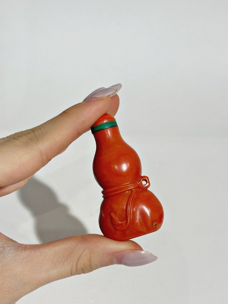 清中晚期 珊瑚葫蘆包袱紋鼻煙壺、珊瑚蓋 | A CORAL 'GOURD' SNUFF BOTTLE - 图3