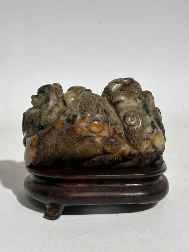 清十九世紀 青玉帶沁獅紋山子 及座 | A GREEN AND RUSSET JADE 'BUDDHIST LION' BOULDER - 图9