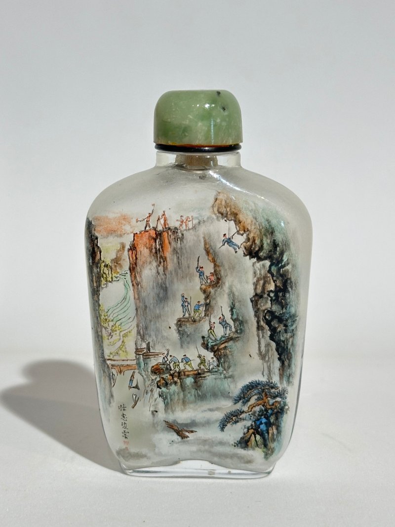 桃江作 玻璃內畫「晨歸」、「百鶴圖」鼻煙壺二件 一九七零年代 | TWO INSIDE PAINTED GLASS SNUFF BOTTLES - 图6