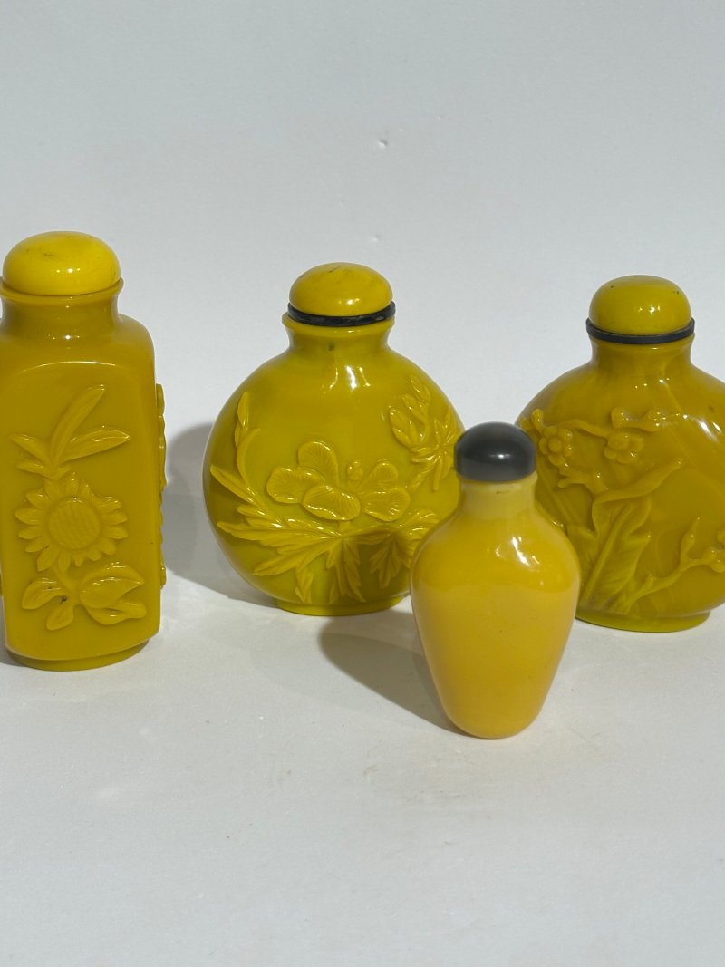 二十世紀 雞油黃玻璃光素、花卉紋鼻煙壺四件 | FOUR YELLOW GLASS SNUFF BOTTLES - 图22
