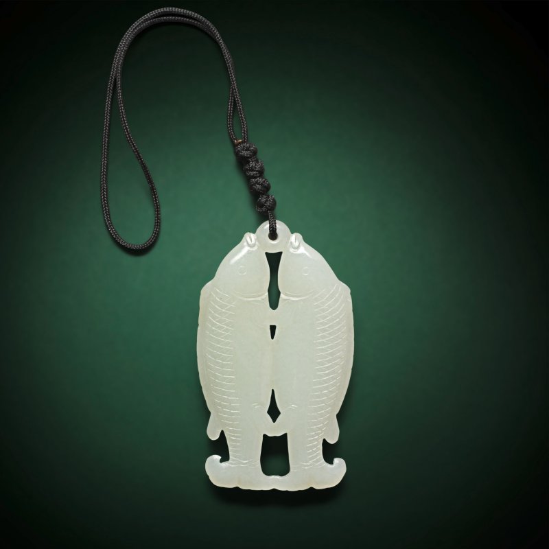 十九世紀 青玉雕雙魚珮 | A PALE GREEN JADE DOUBLE FISH PENDANT - 图2