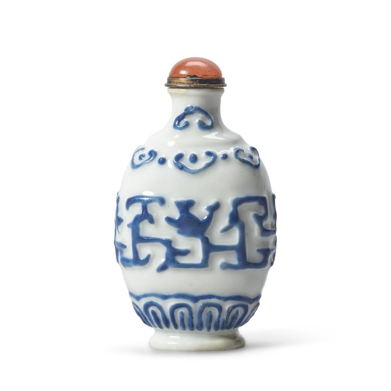 清乾隆 青花瓷仿套料仿古鼻烟壺 | A MOULDED OVERLAY-GLASS-SIMULATION BLUE AND WHITE 'ARCHAISTIC' SNUFF BOTTLE