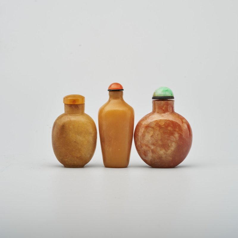 十九/二十世紀 棕褐翡翠素紋鼻煙壺三件 | THREE BROWN JADEITE SNUFF BOTTLES - 图1