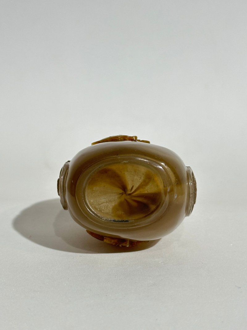 清十九世紀 玻璃仿瑪瑙花卉紋鼻煙壺 | A GLASS SNUFF BOTTLE IMITATING AGATE - 图5