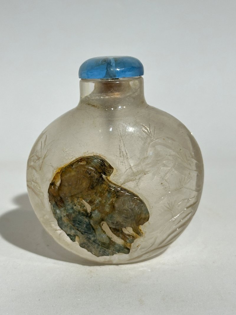 清十九世紀 水晶蘭石紋、瑞犬紋鼻煙壺二件、（蘭）珊瑚蓋 | TWO ROCK CRYSTAL 'ORCHID' AND 'BUDDHIST LION' SNUFF BOTTLES - 图17