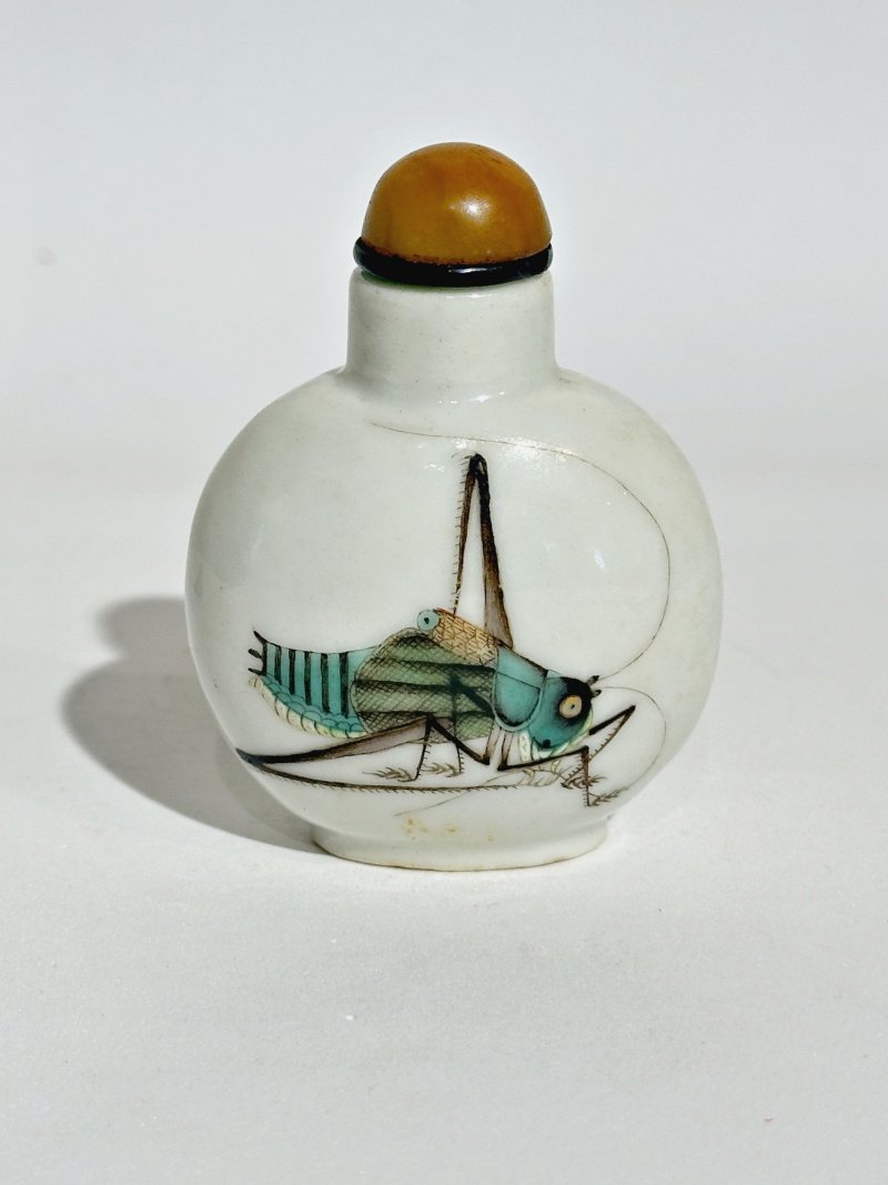 清十九世紀 粉彩⌈蟈蟈⌋鼻煙壺 ⌈永樂年製⌋礬紅篆書款 | AN ENAMELLED PORCELAIN 'CRICKET' SNUFF BOTTLE - 图9