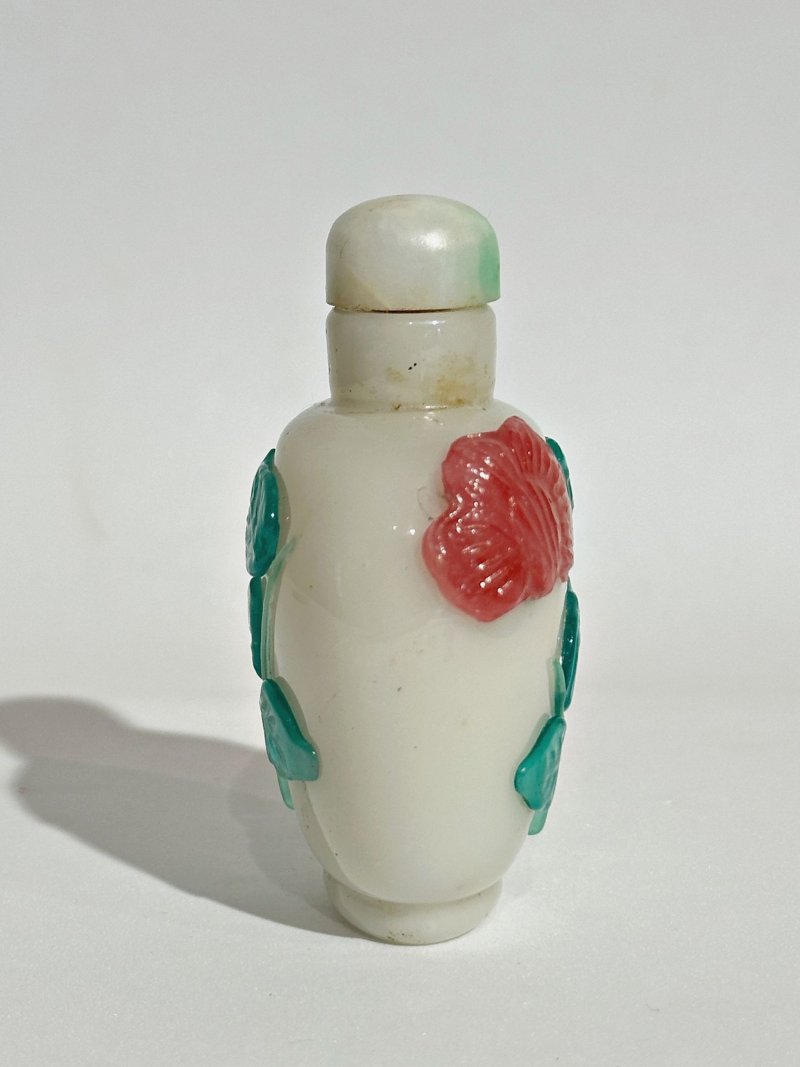 二十世紀 涅白地套雙色玻璃花紋鼻煙壺、翡翠蓋 | A PINK AND GREEN OVERLAY WHITE GLASS 'FLOWER' SNUFF BOTTLE - 图7