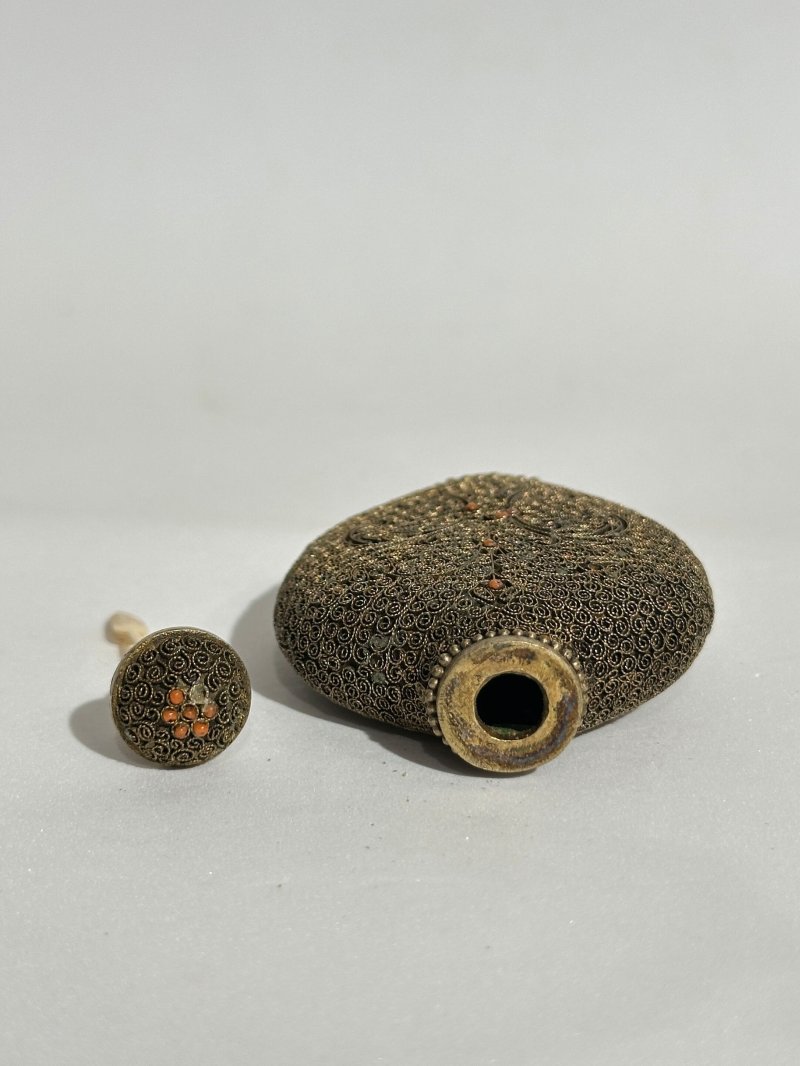二十世紀中期 銅胎累絲嵌珊瑚花卉紋鼻煙壺 | A COPPER FILIGREE SNUFF BOTTLE - 图4