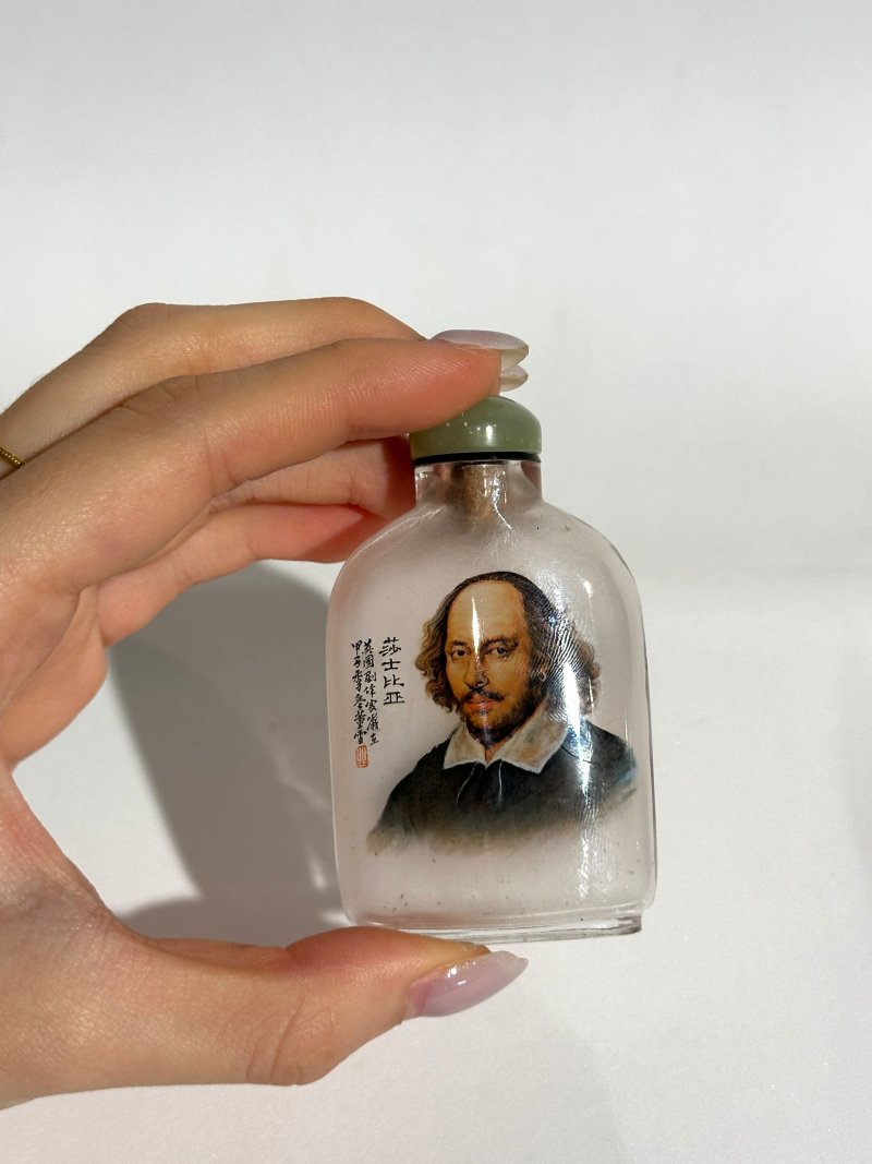 （壺）清十八/十九世紀 董雪作 水晶內畫「莎士比亞‧萊辛」鼻煙壺 一九八四年作 | AN INSIDE PAINTED ROCK CRYSTAL 'SHAKESPEARE' SNUFF BOTTLE - 图3