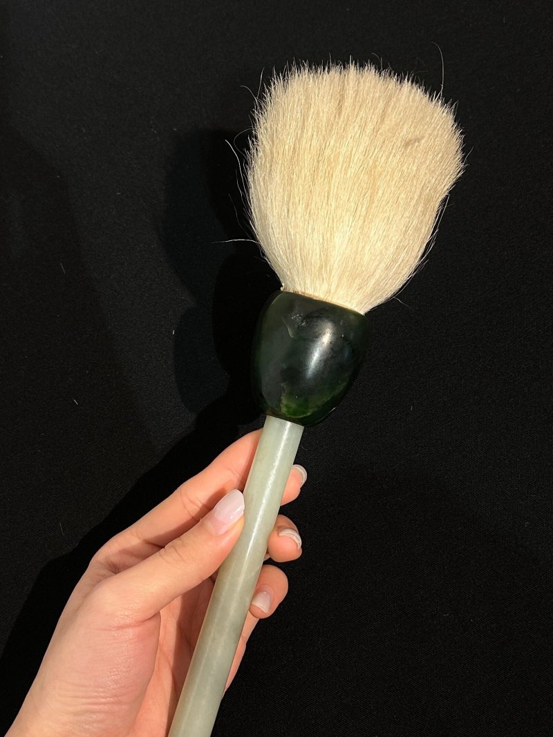 清 青玉及碧玉紐筆 | A GREEN AND SPINACH JADE BRUSH - 图2