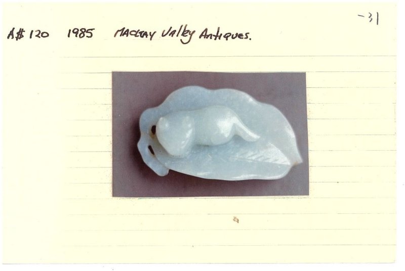 清十九世紀 青白玉⌈臥貓匐葉⌋墜 | A PALE GREEN JADE PENDANT OF A CAT ON A LEAF - 图6