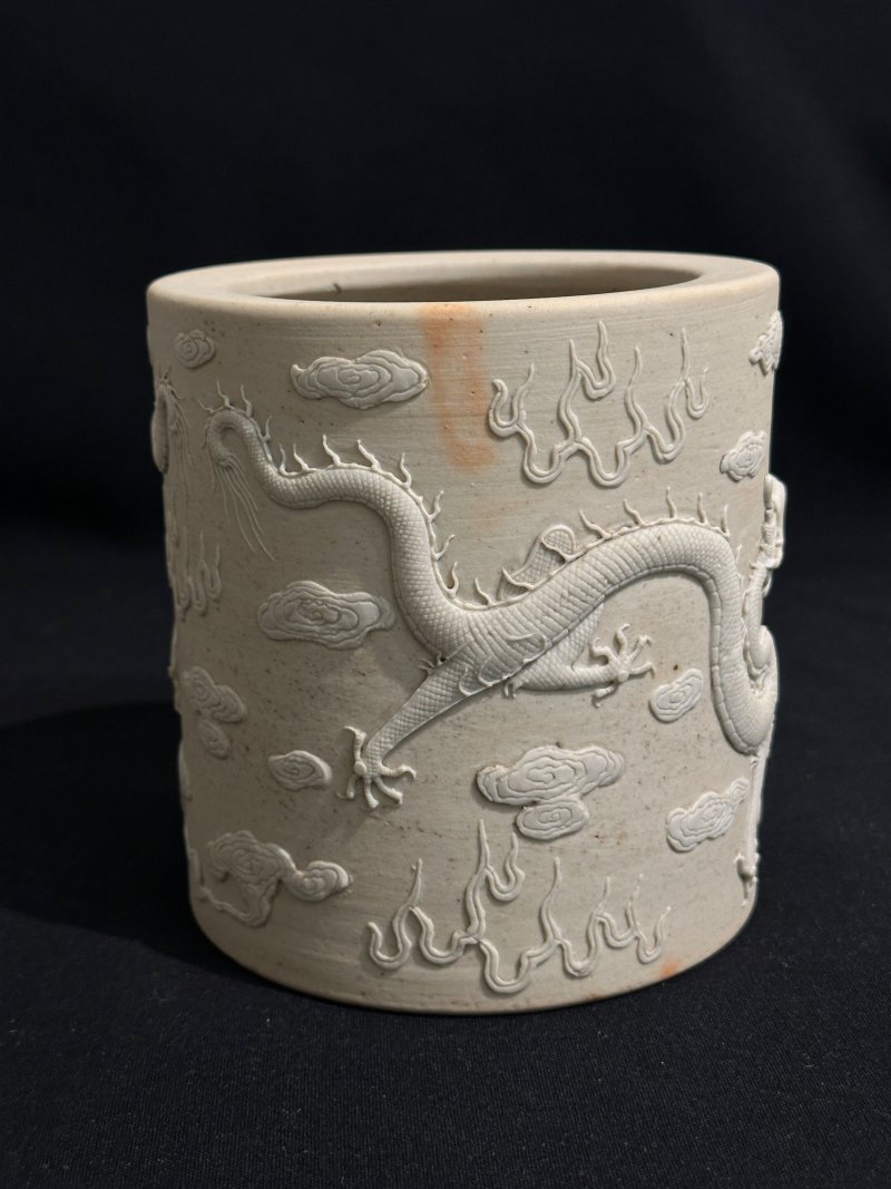 晚清至民國 澀胎「雙龍搶珠」筆筒 | A BISCUIT PORCELAIN 'DRAGON' BRUSH POT - 图7