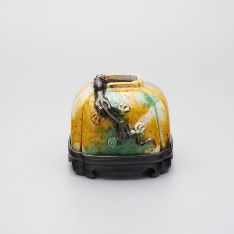 康熙 三彩浮雕螭龍紋水盂 及座 | A SANCAI 'CHI-DRAGON' WATER POT