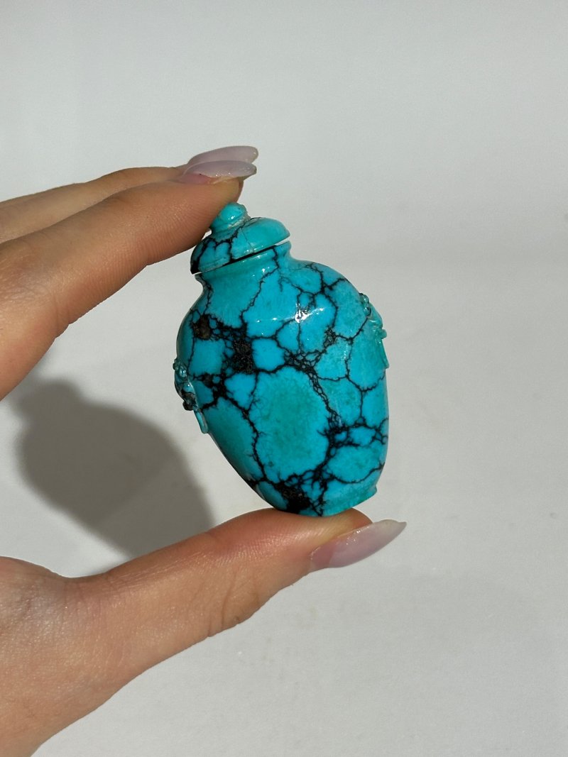 十九/二十世紀 青金石饕餮紋、綠松石鼻煙壺二件 | A LAPIS LAZULI 'TAOTIE' AND A TURQUOISE SNUFF BOTTLE - 图4