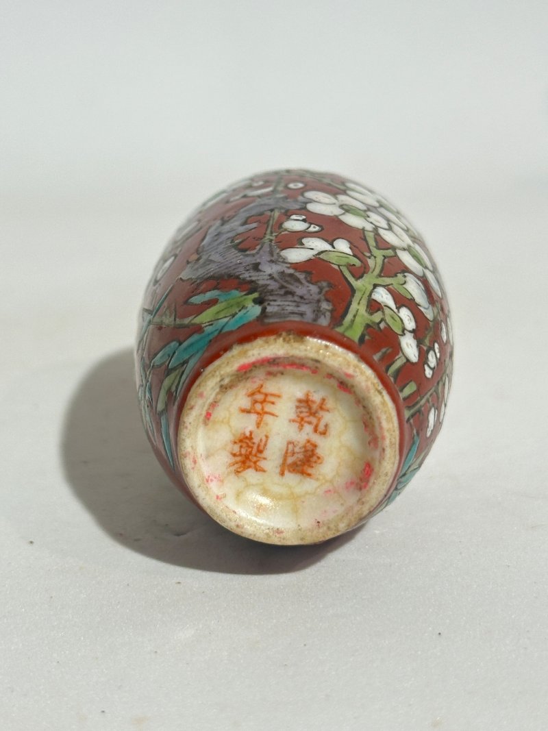 十九/二十世紀 瓷鼻煙壺九件 （百花）⌈乾隆⌋礬紅篆書款 （綠、紅）⌈乾隆年製⌋礬紅楷書款 （藍）⌈大明成化⌋藍料楷書款 （金魚）⌈康熙年製⌋礬紅楷書款、（黑地）⌈乾隆年製⌋礬紅楷書款 | NINE CERAMIC SNUFF BOTTLES - 图56