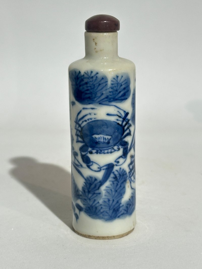 十九/二十世紀 青花⌈二甲傳臚⌋、⌈武松打虎⌋、⌈游龍戲珠⌋、壽字紋、人物紋、青花釉裏紅武士紋、生肖紋鼻煙壺八件 （武士）⌈大清雍正年製⌋青花楷書款、（龍）⌈雍正年製⌋青花楷書款 | EIGHT CERAMIC SNUFF BOTTLES - 图17