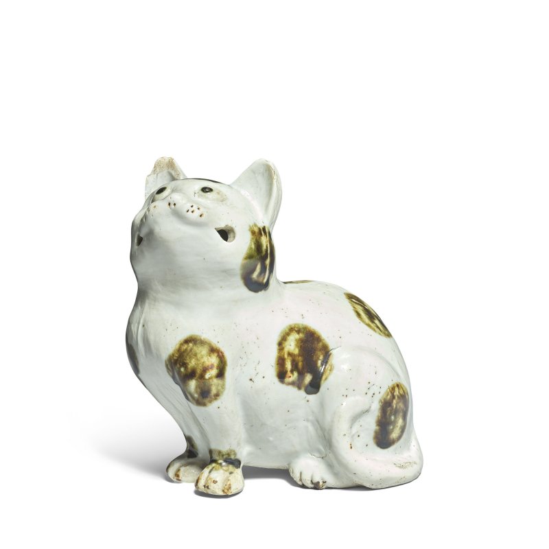清 白釉褐斑貓形夜燈 | A BROWN-SPLASHED WHITE-GLAZED 'CAT' LANTERN