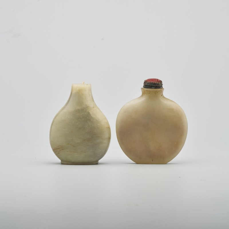 清十九世紀 灰白玉素紋鼻煙壺兩件 | TWO GREYISH WHITE JADE SNUFF BOTTLES