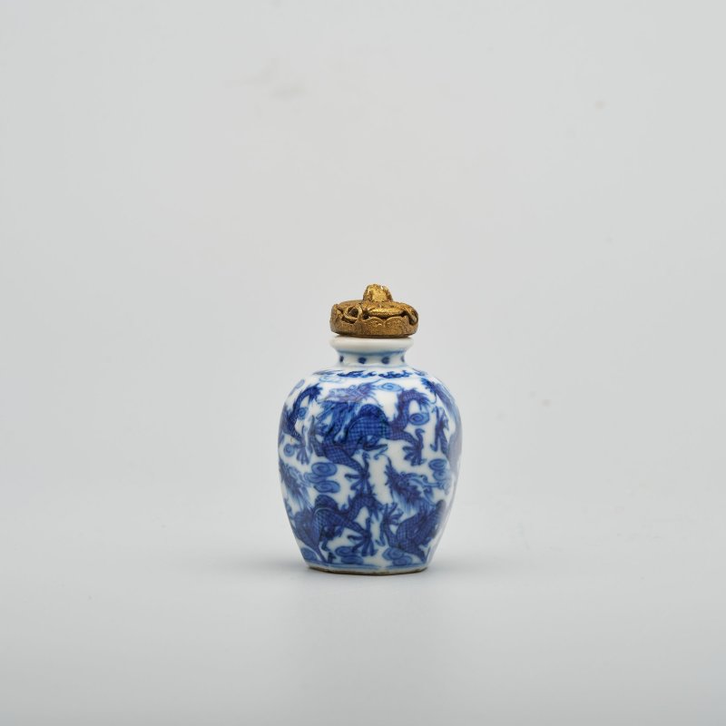 清十九世紀 青花龍紋八角形鼻煙壺 青花龍紋底款 原配活絡龍紋銅蓋 | A BLUE AND WHITE 'DRAGON' OCTAGONAL SNUFF BOTTLE - 图1