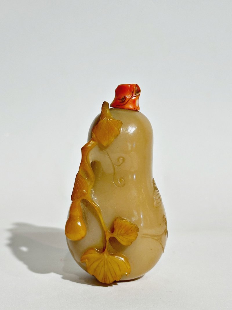 清十九世紀 黃翡翠葫蘆形鼻煙壺、珊瑚蓋 | A YELLOW JADEITE GOURD SNUFF BOTTLE - 图9