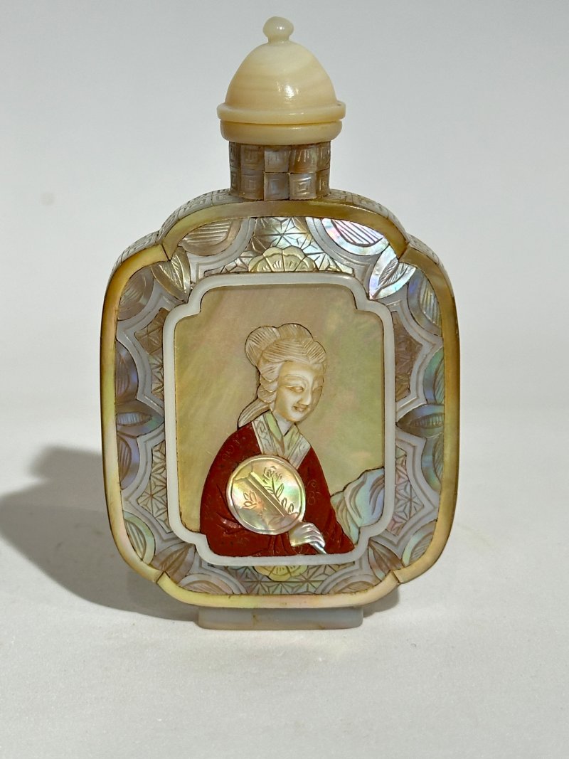 二十世紀 螺鈿開光仕女紋鼻煙壺 ⌈乾隆年製⌋刻款 | A MOTHER-OF-PEARL 'LADY' SNUFF BOTTLE - 图8