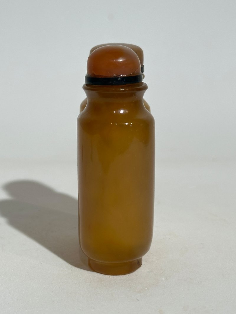 清十九世紀 雙聯瑪瑙、煙晶蝠紋鼻煙壺二件 | A SMOKY QUARTZ AND A CHALCEDONY AGATE DOUBLE SNUFF BOTTLE - 图15