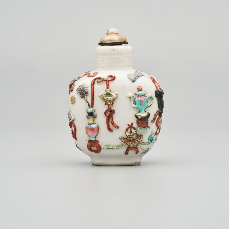 清十九世紀 粉彩博古紋鼻煙壺、翡翠蓋 | A MOULDED FAMILLE ROSE PORCELAIN SNUFF BOTTLE - 图9
