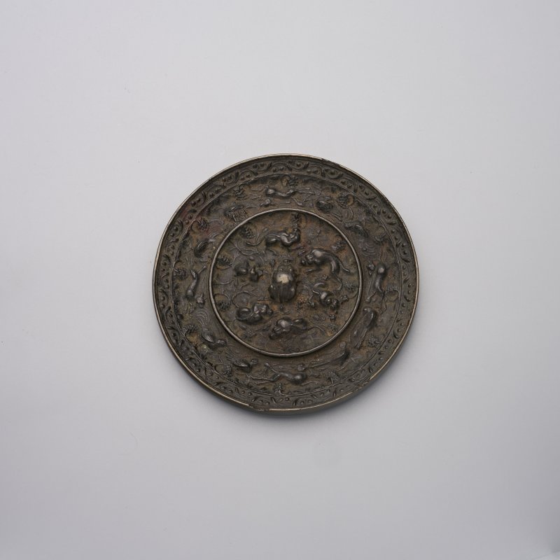 唐 葡萄海獸紋銅鏡 | A BRONZE 'SEA CREATURES AND GRAPES' MIRROR