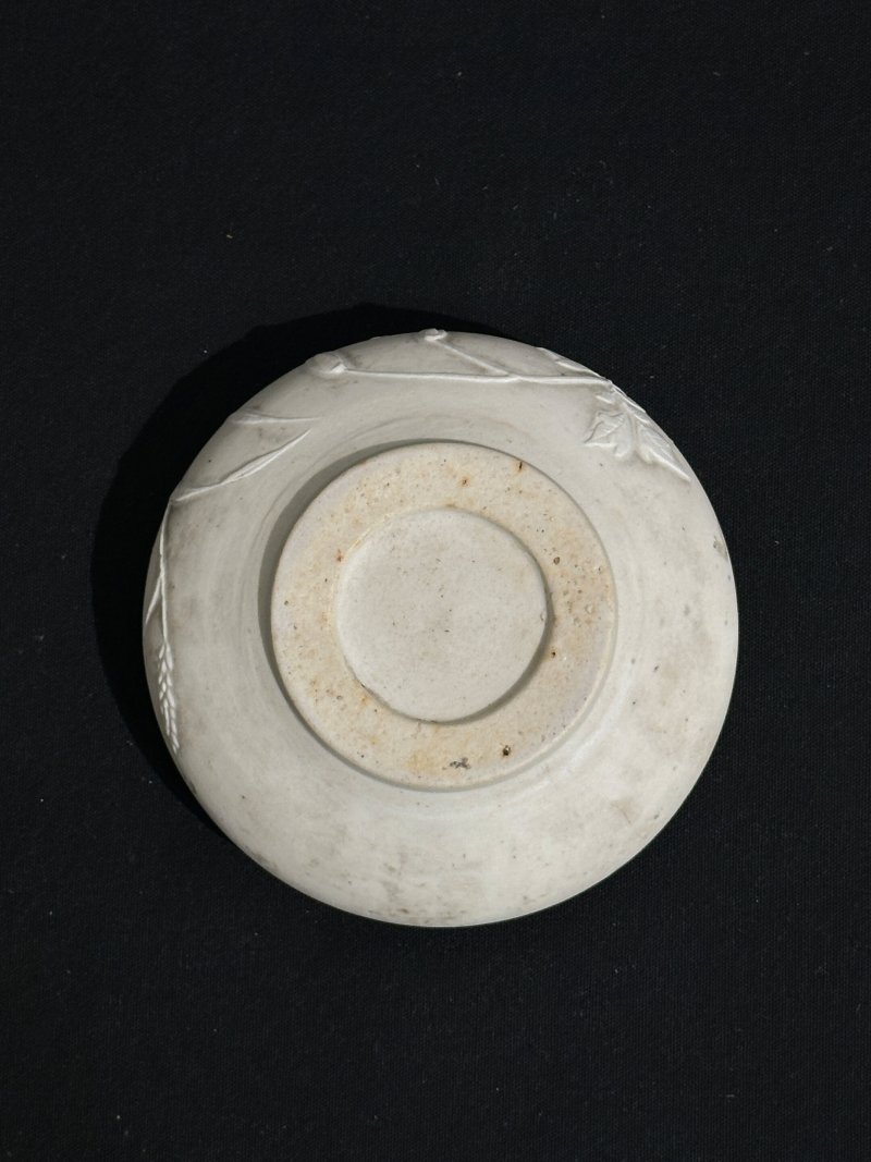晚清至民國 澀胎牡丹紋洗、梅花紋印泥蓋盒二件 | A BISCUIT PORCELAIN 'PEONY' WASHER AND A 'PLUM BLOSSOM' INK PASTE BOX AND COVER - 图2